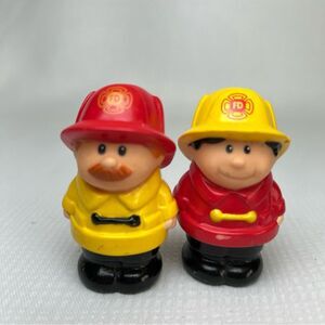 1998 Vintage Set of 2 Shelcore Play Figures 2 Firefighters Fireman Red Yellow
